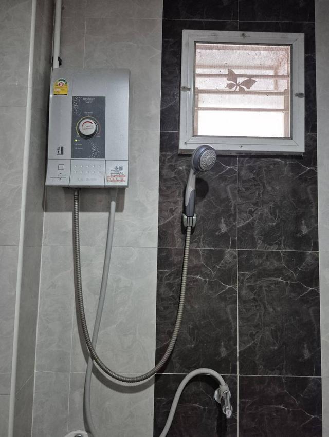 บ้านเดี่ยว 50 ตรว 2 ห้องนอน ติดแอร์ทั้ง 2ห้อง 2 ห้องน้ำ เครื่องทำน้ำอุ่น 1ตัว 1 ห้องโถง 1 ครัว มุ้งลวด แหล็กดัด ผ้าม่านอย่างหนากัน UV  จอดรถยนต์ได้ 2 20