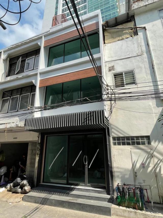 Sale Urgent!! Renovated commercial building near BTS Ekamai 4