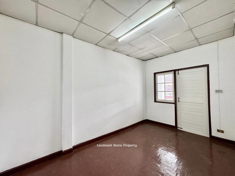 LM25-0075 ขายทาวน์เฮ้าส์ 2 ชั้น ใกล้เซ็นทรัลแจ้งวัฒนะ ปากเกร็ดวิลเลจ เนื้อที่ 17.5 ตรว 3นอน 2น้ำ พร้อมอยู่ 5