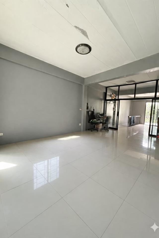 ขาย อาคารพานิชย์  ใจกลางเมือง** ทำเลดี  หน้าห้างโรบินสัน จันทบุรี ( ทำเลธุรกิจ สามารถต่อยอดได้ ) เนื้อที่ 19.5 ตารางวา ราคา 5,500,000 บาท 5