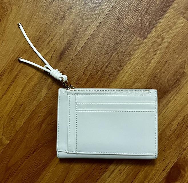 กระเป๋าสตางค์ CHARLES & KEITH ใบสั้นพับสองทบ โดดเด่นด้วยดีเทล สายดึงซิปผูกปม (Knot Charm) พร้อมช่องใส่บัตร และช่องซิปใส่เหรียญ ราคาช็อปไทย: 1,590 บาท รูปย่อยที่ 2