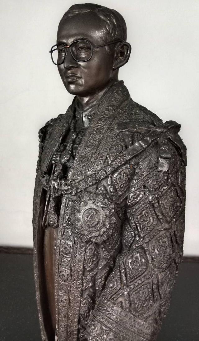 556.พระบรมรูปหล่อในหลวงรัชกาลที่9 พระบาทสมเด็จพระปรมินทรมหาภูมิพลอดุลยเดช(รมดำ) พร้อมใบสำคัญกำกับพระบรมรูป 10