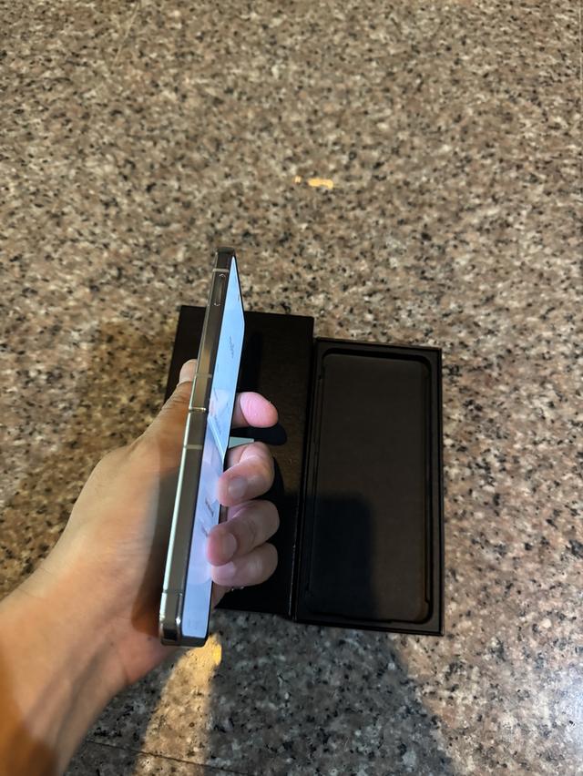 ขายๆๆๆถูกSamsungFlip5สีหายากMint 256กิ๊กมีกล่องอีมี่ตรงสูนTrueสภาพสวยการใช้งานดีเครื่องรีสโตได้ตลอดไม่มีติดแอคเค้าใดๆคับ สภาพ: 98% สวยๆคับไร้รอยตกบุ 6