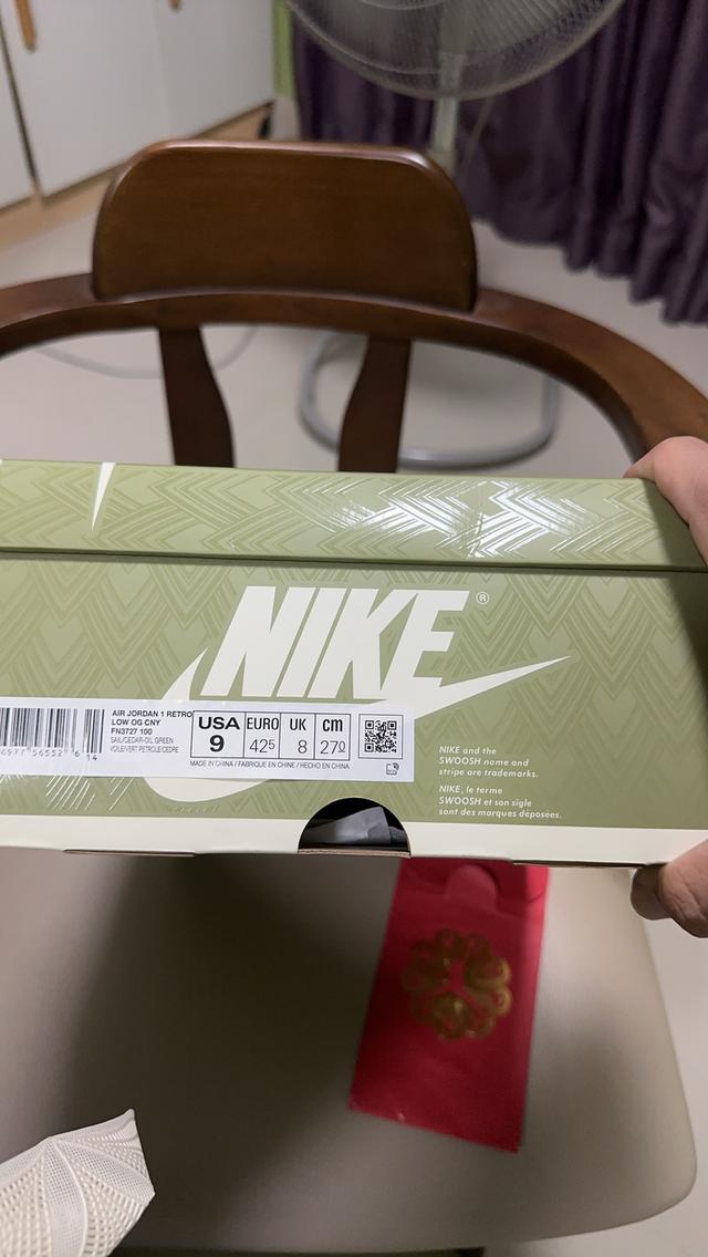 ขายครับ Jordan 1 Retro Low OG Year of the Dragon (2024) ของแท้มือ 1 ไม่เคยใส่ เบอร์ 42.5 ที่ราคา 4,999 บาท ติดต่อ คุณเอก 082-065-4458 