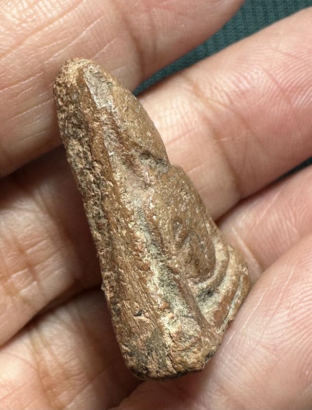 พระนางพญาพิมพ์เข่าโค้งพระผ่านการใช้ เนื้อแห้งแต่นุ่มมีธรรมชาติความเก่า รูปที่ 3