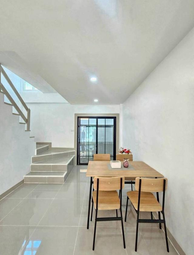 หมู่บ้านนครทองปาร์ควิว3  บางบัวทองทาวน์เฮ้าส์ 2 ชั้น ถนนเมน ตกแต่งใหม่พร้อมอยู่ มีระเบียงด้านหน้า 14