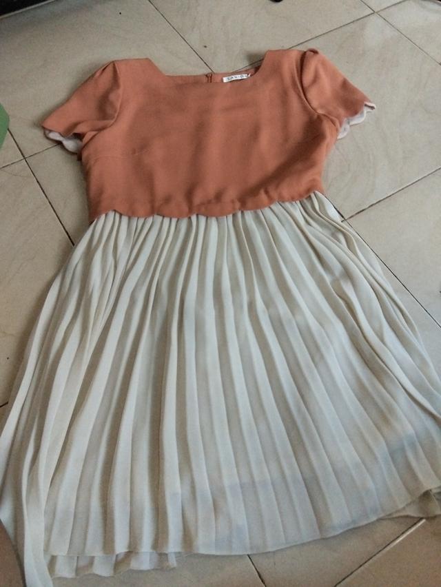 ชุดเดรสผู้หญิงสีส้มขาว