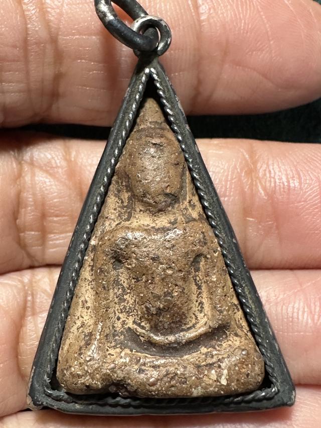 พระนางพญา พิมพ์เข่าโค้ง เลี่ยมเงินโบราณ รูปที่ 5