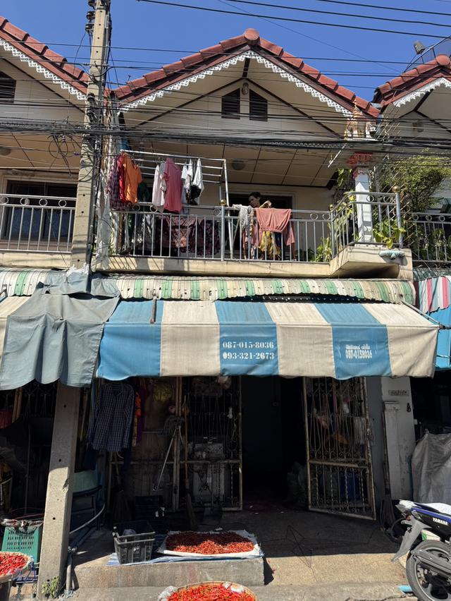 ทาวน์เฮ้าส์ 2 ชั้น ทำเลทอง ใจกลางตลาดสี่มุมเมือง เหมาะสำหรับนักลงทุน ปล่อยเช่าต่อได้ทันที มีรายได้สม่ำเสมอ 3