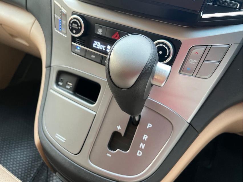 รหัสรถ AP53 Hyundai H1 2.5 Elite FE รุ่นสุดท้าย ดีเซล ปี24 สีขาว 11 ที่นั่ง 11