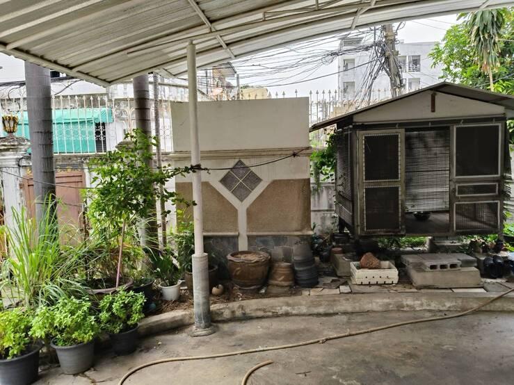 ขายบ้าน 2 โฉนดติดกันพื้นที่รวม 121 ตรว มีบ้านทั้งหมด 2 หลัง รั้วติดกับมหาลัย หอการค้าไทย สนใจติดต่อ คุณนัน 0992896635 2