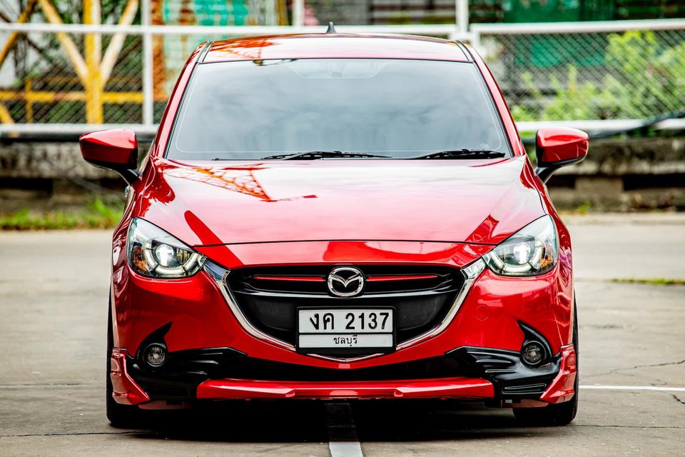 Mazda 2 1.3 HighPlus Sport ปี 2017 สีแดง มือเดียวป้ายแดง  2