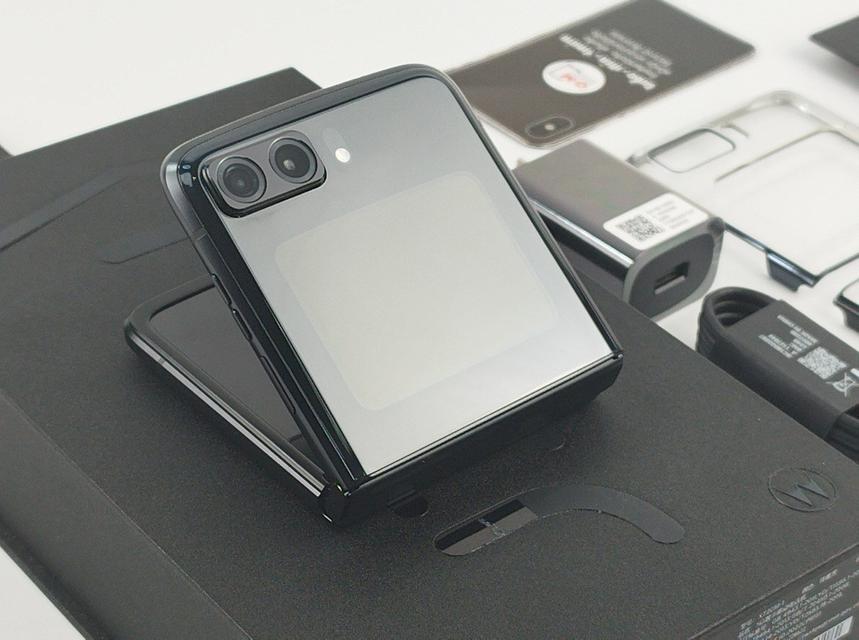 ขาย/แลก Moto Razr 2022 5G 8/256 Black Snapdragon8+ Gen1 สภาพใหม่มาก แท้ ครบกล่อง เพียง 32,900 บาท  4