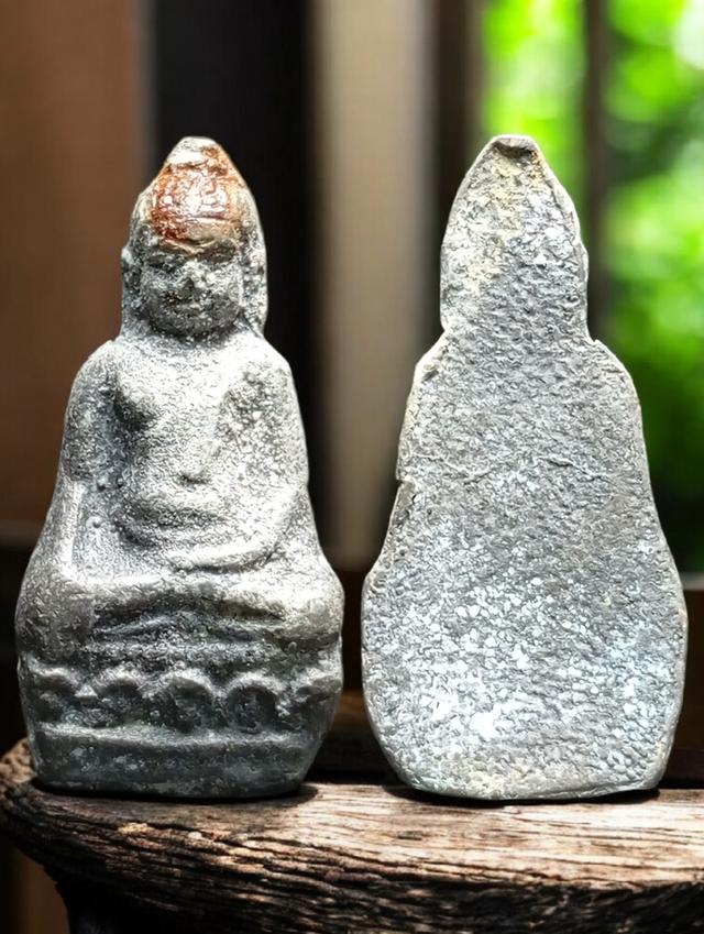 พระหูยาน พิมพ์จิ๋ว กรุ/สถานที่พบ: ค้นพบที่กรุวัดพระศรีรัตนมหาธาตุ จังหวัดลพบุรี เนื้อพระ: มักเป็นเนื้อชินเงินหรือเนื้อชินตะกั่ว