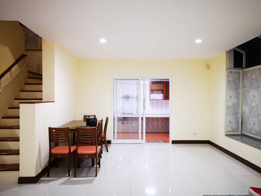 ให้เช่าบ้านเดี่ยวใหม่ 2 ชั้น หมู่บ้านวราบดินทร์ ลำลูกกาคลอง 5 ปทุมธานี  หลังมุม พท.100 ตรว.4นอน 3 น้ำ จอดรถ 4 คัน  มีเฟอร์+เครื่องใช้ไฟฟ้าพร้อมอยู่  ต 15