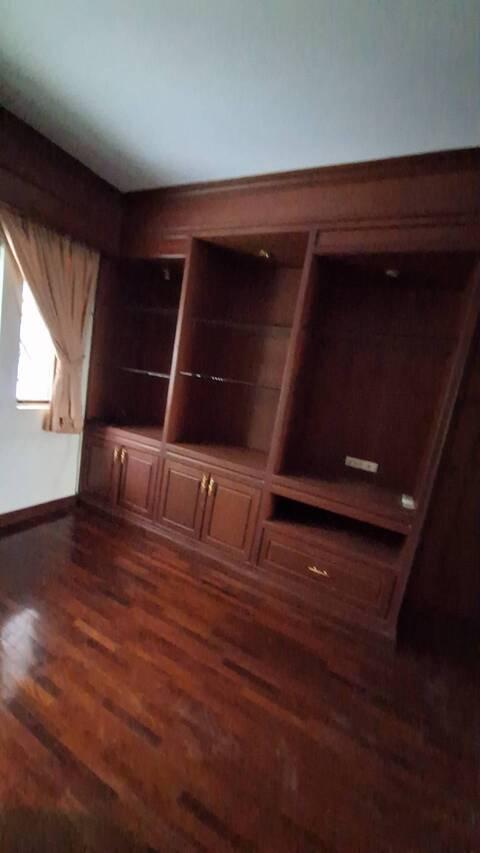 ขายบ้าน 2 โฉนดติดกันพื้นที่รวม 121 ตรว มีบ้านทั้งหมด 2 หลัง รั้วติดกับมหาลัย หอการค้าไทย สนใจติดต่อ คุณนัน 0992896635 6
