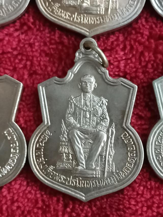 เหรียญทรงเสมา นั่งบัลลังก์ ปี ๒๕๓๙ ในหลวง ร.๙ ครองราชสมบัติครบ ๕๐ ปี 8