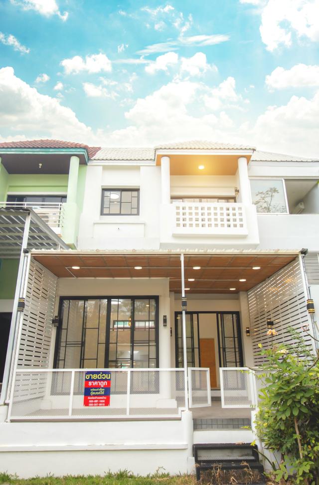 ขายด่วน! ทาวน์โฮม 3 ชั้น ทำเลนวมินทร์ 135 ในหมู่บ้าน Private Villa รีโนเวทใหม่สวยๆ พื้นที่คุ้มๆ รีบทักมาจองเลยค่ะ 1