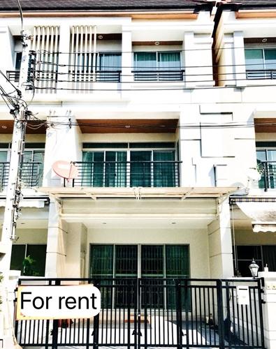 U1390 ให้เช่าบ้านทาวน์โฮม 3 ชั้น หมู่บ้านกลางเมือง ศรีนครินทร์ เออร์บาเนียน ศรีนครินทร์46/1 บ้านเฟอร์ครบ ทำเลดีเดินทางสะดวกเข้าออกได้หลายทาง ใกล้รถไฟา 1