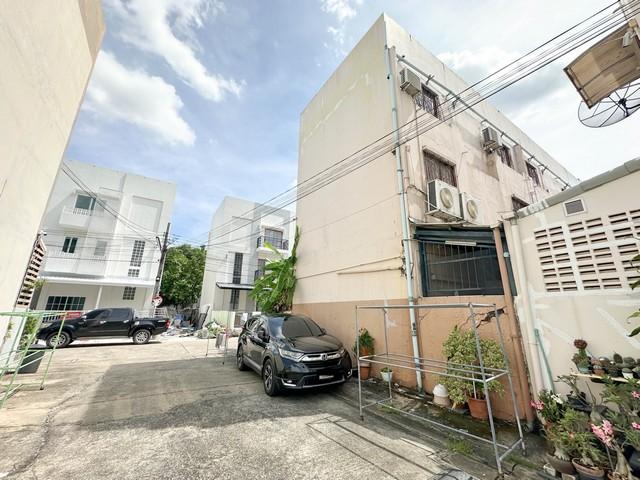 ขายด่วน! ทาวน์โฮม 3 ชั้น หลังมุม-ติดกัน 2 หลัง ในหมู่บ้านมนตรี ทาวน์โฮม ลาดพร้าว 87 2
