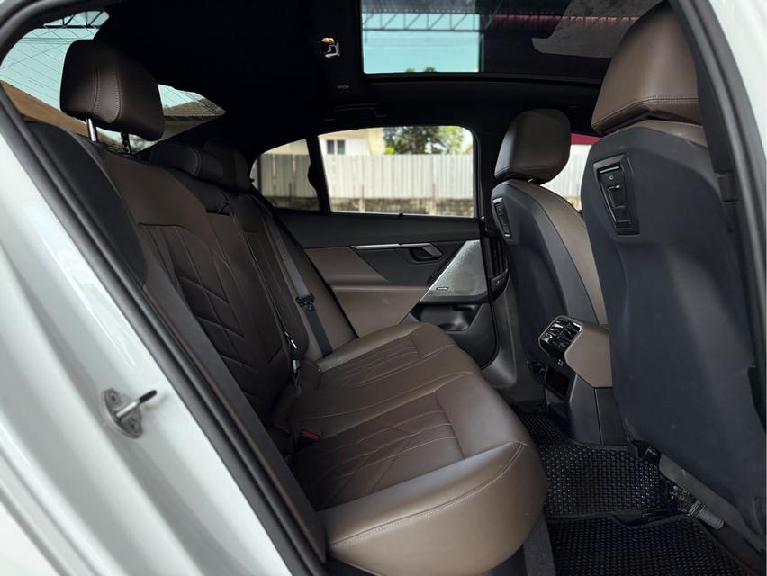 รหัสรถ WRT6636 📌2023 BMW i5 eDrive40 M SPORT โฉม G60 รูปที่ 13