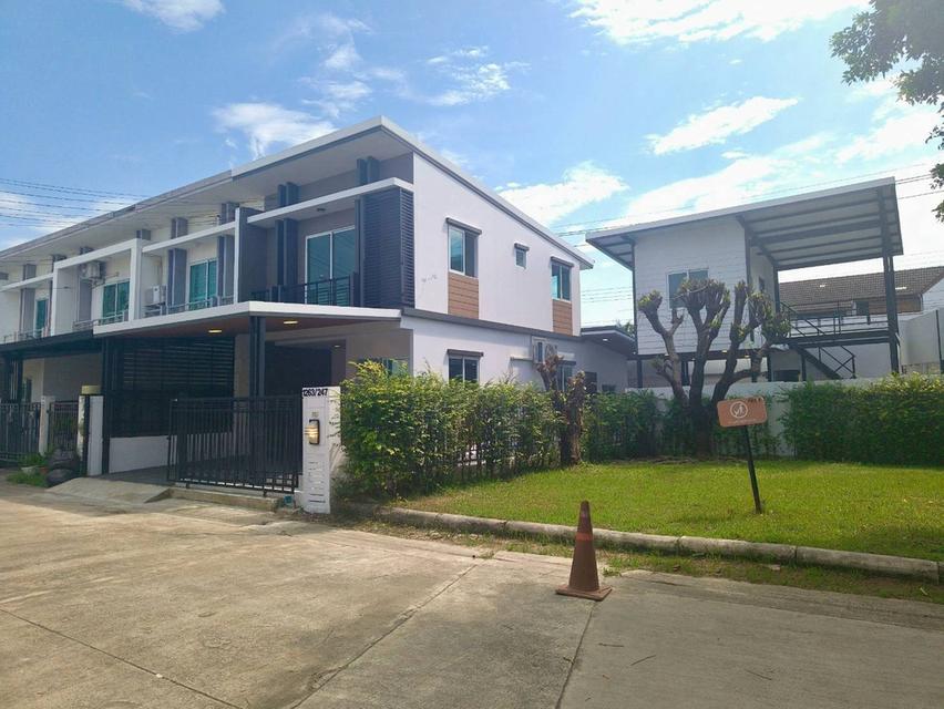 🏡💥 ดีลสุดคุ้ม! ซื้อบ้านหลังนี้ ฟรีบ้านอีก 1 หลัง! 🏡ทาวน์เฮ้าส์หลังมุม 5 ห้องนอน 3 ห้องน้ำ ราคาเพียง 3.29 ล้านบาท! 3