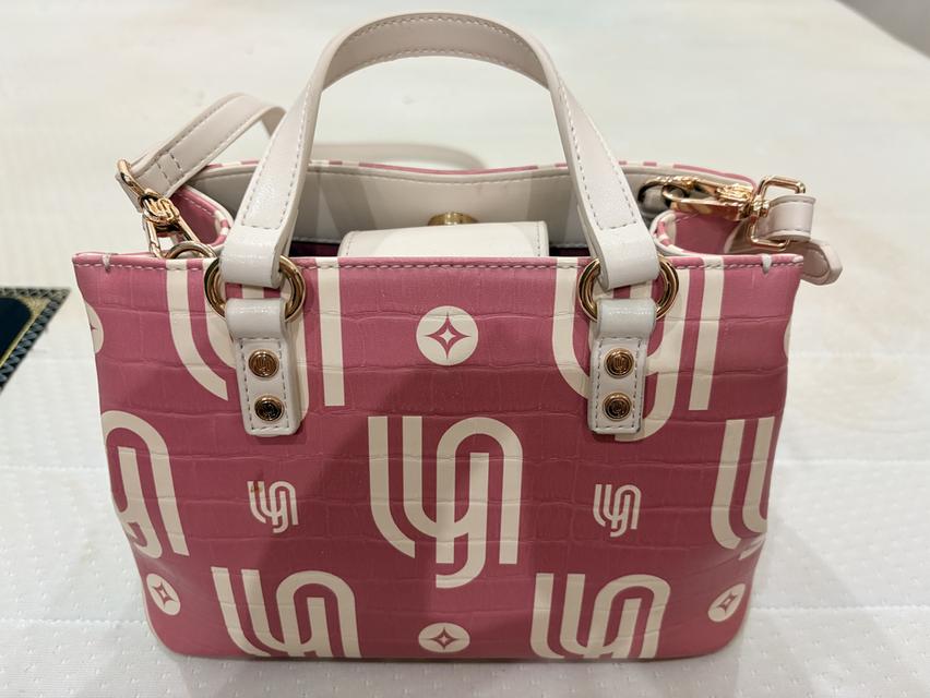 Lyn กระเป๋าสะพายข้าง ลาย monogram สีชมพู พร้อม pouch กลม รูปที่ 2