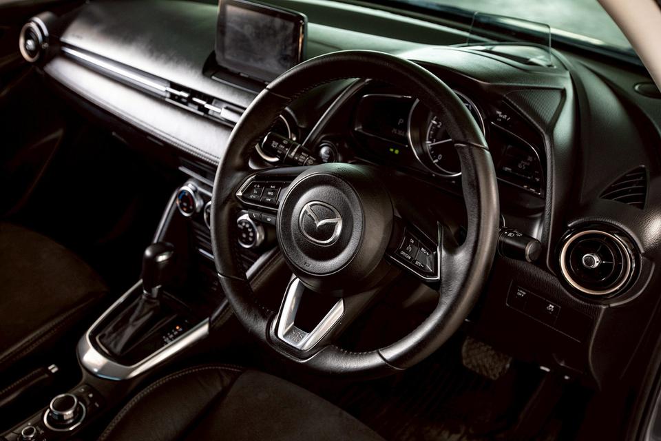 Mazda2 1.5 XD Highplus Sport ปี 2017 ดีเซล รุ่นท๊อป สีเทา มือเดียวป้ายแดง 17