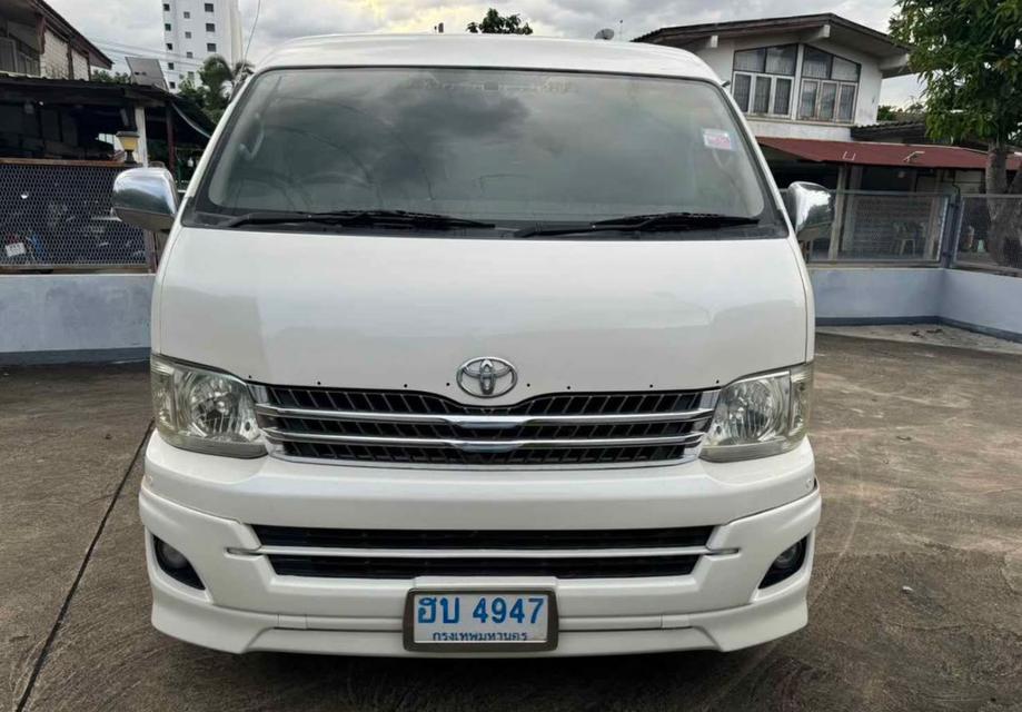 Toyota Ventury ปี 2011