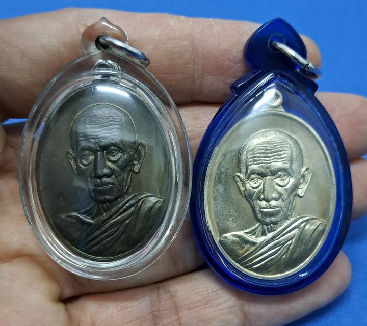 เหรียญหลวงพ่อรวย วัดตะโก รุ่นรวย คูณ ทอง ด้านหลังฝังตะกรุดเงิน เนื้ออัลปาก้าหน้ากากทองทิพย์หลังฝังตะกรุดเงิน ปีพ.ศ.2558 รศ.233