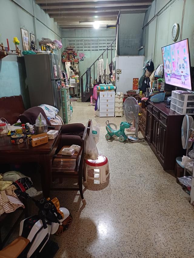 บ้านตึกแถวสามชั้น ใกล้ริมน้ำห่างจากถนนใหญ่ประมาณยี่สิบเมตร เหมาะพักอาศัย ทำร้านอาหารหรือเกสเฮาร์ก็ดี 7