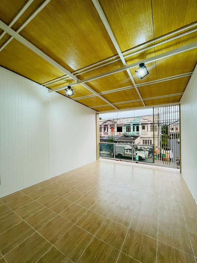 หมู่บ้านร่มเงาไม้  ถนนวัดลาดปลาดุกทาวน์เฮ้าส์ 2 ชั้น หลังมุม ถนนเมน ตกแต่งใหม่พร้อมอยู่  เปลี่ยนระบบไฟใหม่ทั้งหลัง /ค้าขายได้/เพิ่มพื้นที่ใช้สอย 20