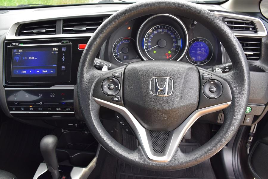 ปี2014จด15 ฟรีดาวน์ HONDA JAZZ GK เกียร์แพดเดิ้ลชิฟ SV / เบาะหนังแท้ แอร์จอ ครุสคอลโทล กุญแจคีเรท จอ กล้องหน้าหลังABS AIRBAG โทร0957401229 ไอดีไล UTBP 5