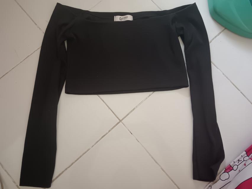 เสื้อปาดไหล่สีดำ มือสอง