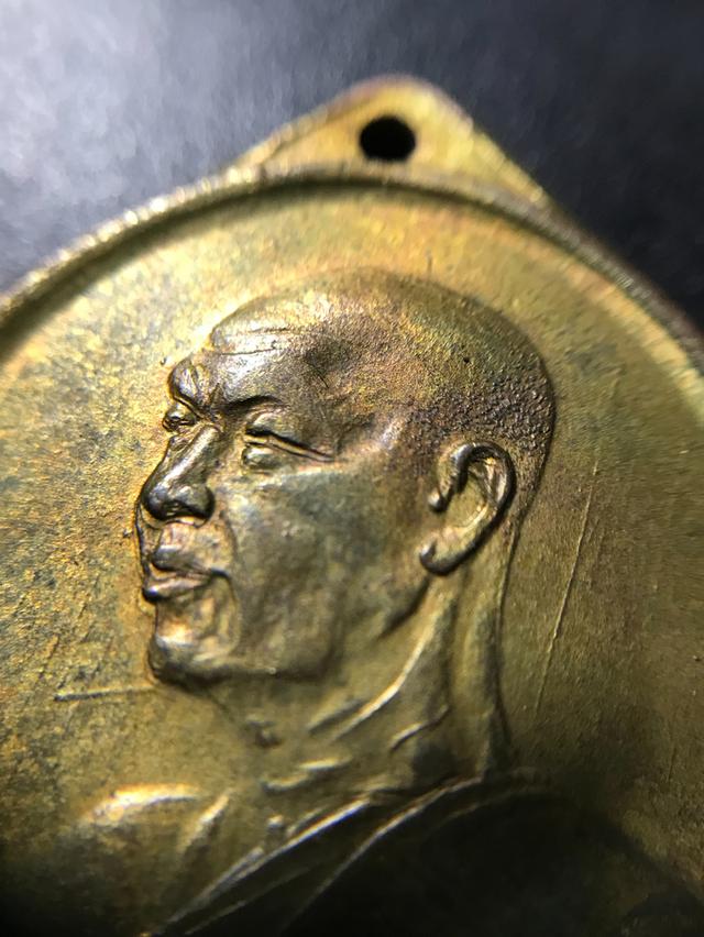 อาจาร์ยฝั้นรุ่นเเรก ชุปทองสุดของรุ่นรองจากเหรียญทองคำ ไม่ผ่านการใช้งานสวยมาก นัดรับได้ รูปที่ 18