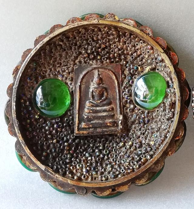 ตลับพระสมเด็จโตปางนาคปรก-สมเด็จโตนั่งบริกรรมคาถา ลายฉลุประดับพลอยสีเม็ดคริสตัน รูปที่ 6