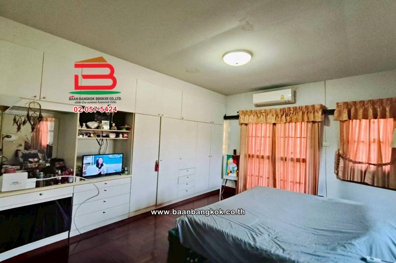 ทาวน์เฮาส์ เนื้อที่ 37 ตร.ว. หมู่บ้านดิเอมเมอรัลด์พาร์ค 2 (ซอยสุขา 2) ถนนรัตนาธิเบศร์ ตำบลพิมลราช อำเภอบางบัวทอง นนทบุรี 12