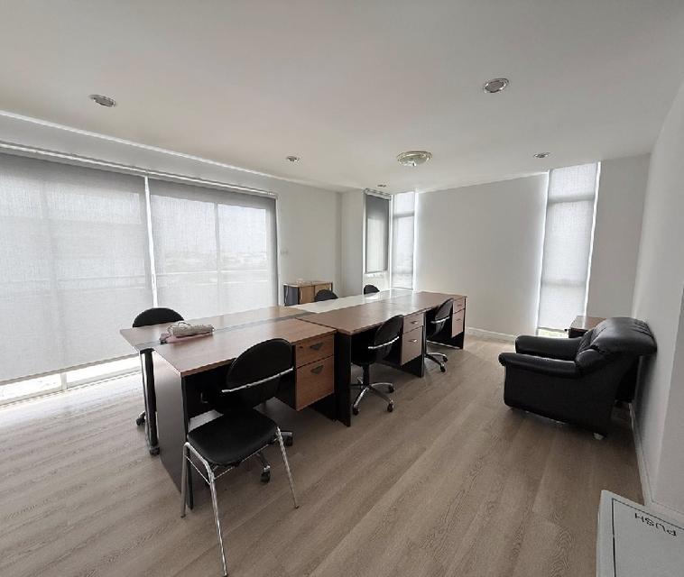 ให้เช่าอาคารสำนักงาน 8 ชั้น มีลิฟท์โดยสารในอาคาร ซอยศรีนครินทร์ 40 เข้าซอยไม่ลึก 14