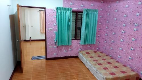 บ้านเดี่ยวบนเขา 54 ตรว. 2 ห้อนนอนใหญ่ 4x4 เมตร พร้อมโรงจอดรถเล็กได้ 2 คัน มีรั้วรอบขอบชิด มีมุ้งลวด เหล็กดัด ผ้าม่าน แอร์ เครื่อวทำน้ำอุ่น ครัว 16