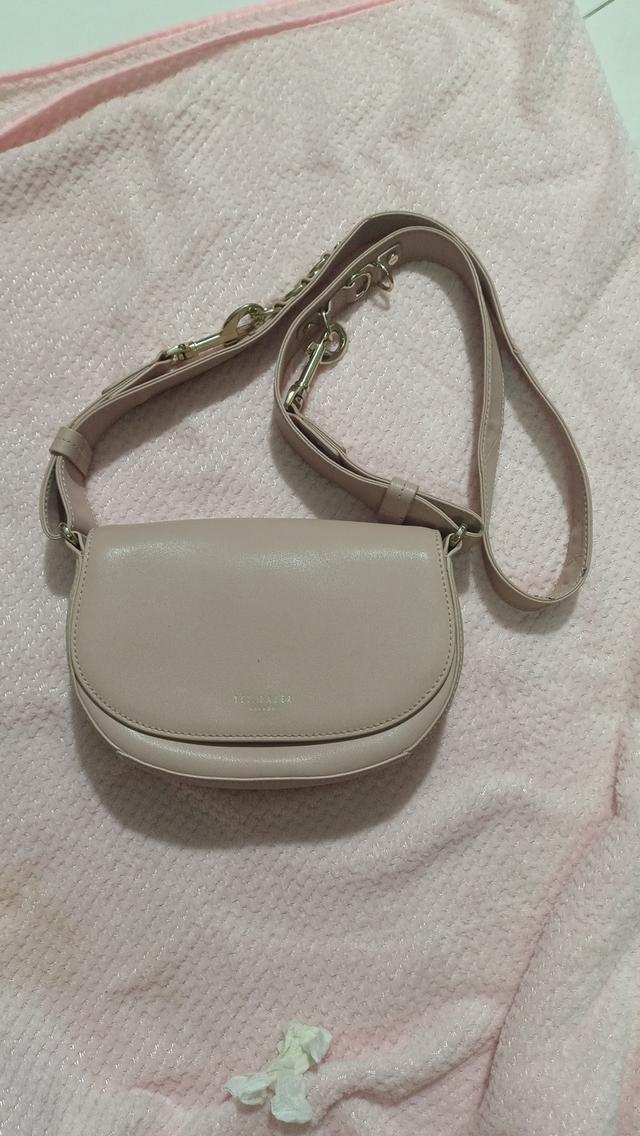 Ted Baker Londonลักษณะ: กระเป๋าทรงอานม้า (Saddle Bag) สะพายข้าง (Crossbody) สีชมพูนู้ด