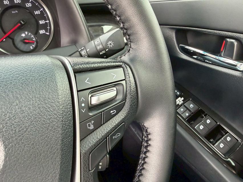 TOYOTA ALPHARD 2.5 SC PACKAGE ปี16 สีดำ 16