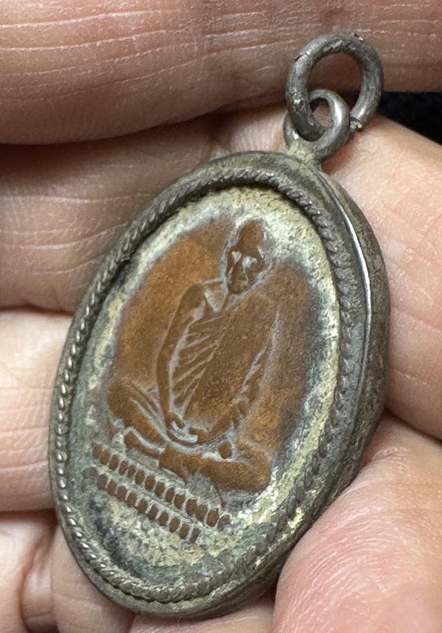 เหรียญล.พ.เดิม เลี่ยมจับขอบเงิน 3