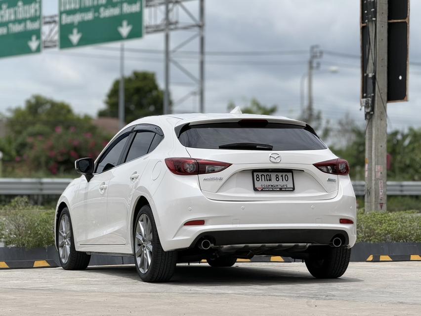 2018 MAZDA MAZDA3, 2.0 S SPORTS สีขาว 5 ประตู ยอดนิยม มือเดียวป้ายแดง รูปที่ 4