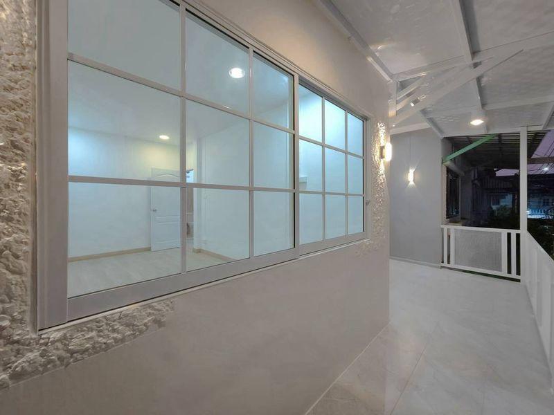 หมู่บ้านณรงค์สุขนิเวศน์  ถนนเลี่ยงเมืองนนท์ทาวน์เฮาส์ 2 ชั้น มีระเบียงด้านหน้า ทำเลติวานนท์ - รัตนาธิเบศร์ ทำเลดี ตกแต่งใหม่พร้อมอยู่ 16