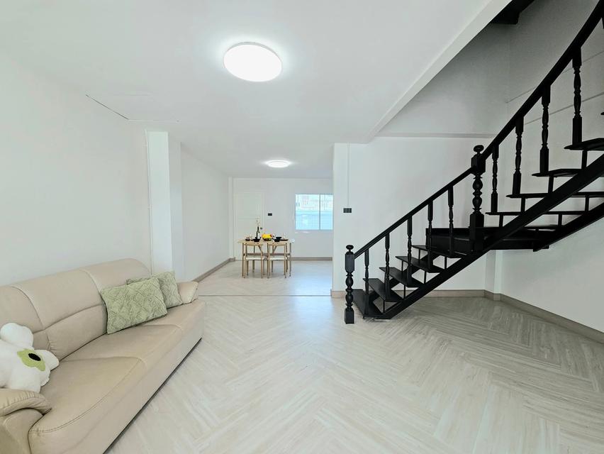 🏡✨ ให้เช่าด่วน! ทาวน์เฮ้าส์ 2 ชั้น รีโนเวทใหม่ทั้งหลัง ใกล้ MRT แยกนนทบุรี 1 เพียง 1 กม. ⚡️ 2