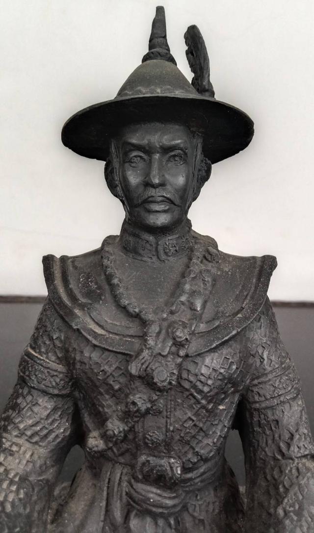 608.พระบรมรูปหล่อสมเด็จพระเจ้าตากสินมหาราช ทรงประทับนั่งบัลลังก์