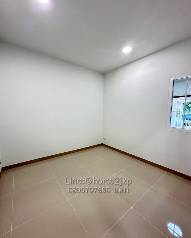 ชุมชนหลังคาแดง ถนน เคหะร่มเกล้า 24 บ้านสวย สไตล์โมเดิร์น ทำเลเคหะร่มเกล้า 6