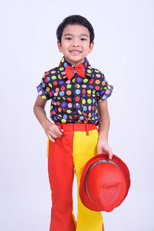 รูป ชุดไทยเด็กชายย้อนยุค เสื้อลายจุดกับกางเกงสองสี 2