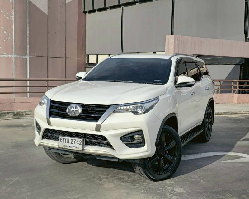 Toyota Fortuner 2.8 TRD เกียร์ออโต้ 4WD สีขาวมุก ปี 2017 จด2017 แท้ 2