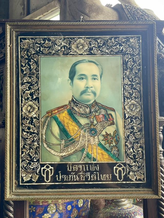 กรอบรูปภาพพระบรมฉายาลักษณ์ของพระบาทสมเด็จพระจุลจอมเกล้าเจ้าอยู่หัว รัชกาลที่ 5 แห่งราชวงศ์จักรี ประดับมุก